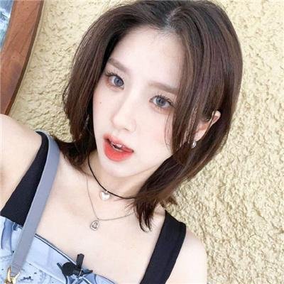 和红色中国人看电视